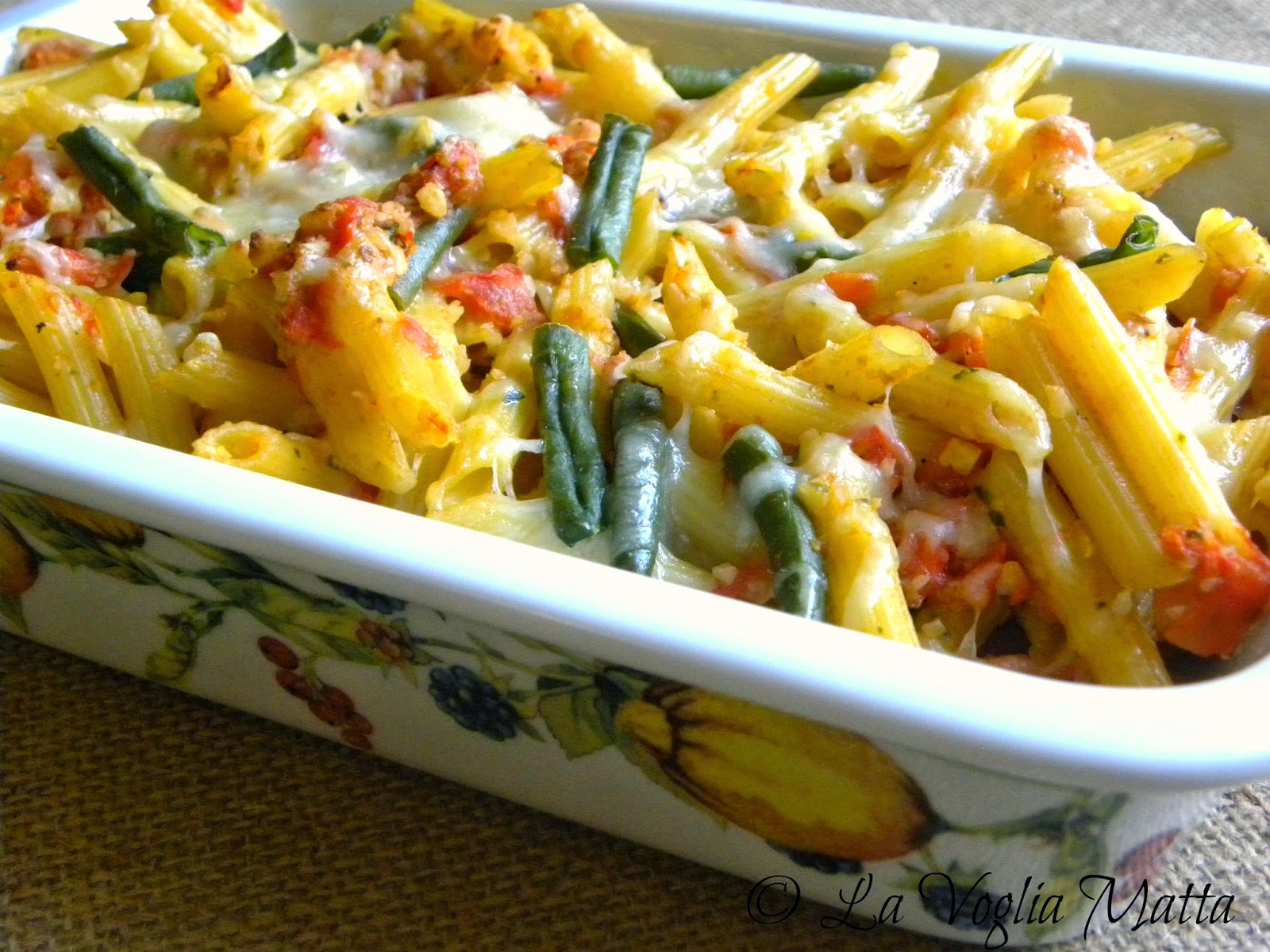 penne rigate al forno con pomodoro mandorle e fagiolini