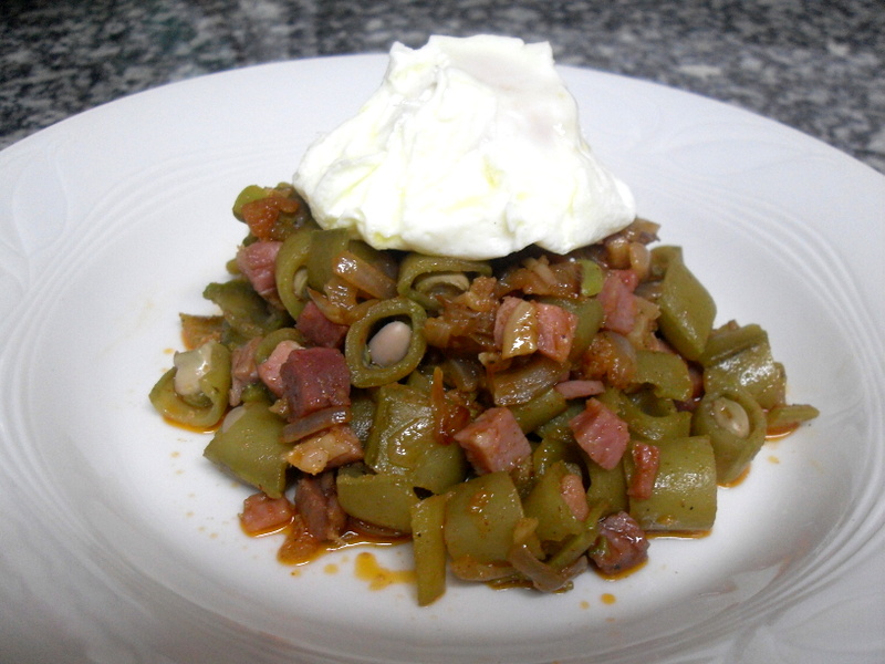 Habas tiernas con jamón y huevo poché.