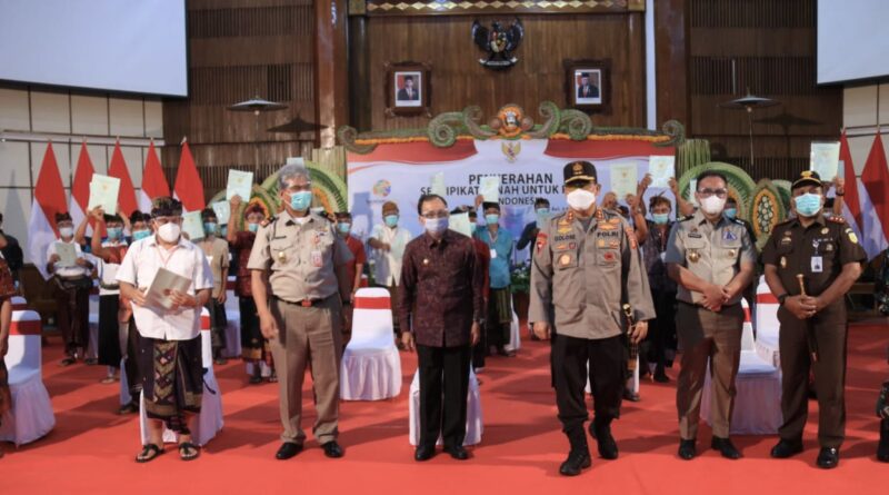 Dihadiri Gubernur Koster, Presiden Jokowi Serahkan Sertifikat Tanah Secara Virtual