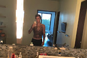 VEJA COMO FICOU: Justin Bieber faz nova tatuagem e internautas ressaltam: “pirou de vez”