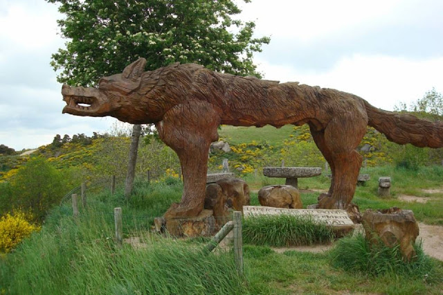Овернь,  скульптура Жеводанского зверя у деревни Saugues