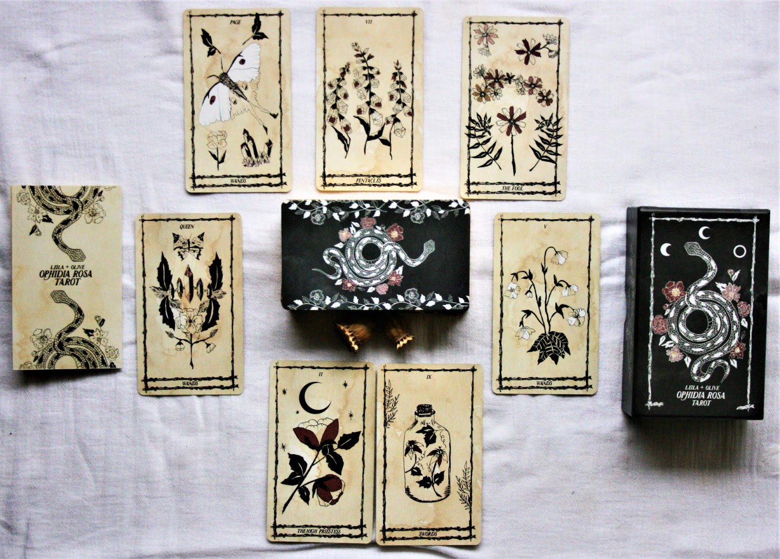 Tarot Review: Ophidia Rosa and Absurd / VIA HEDERA