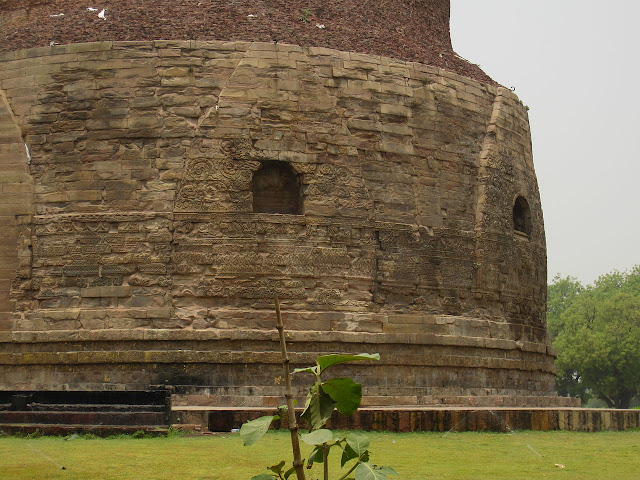 Нижняя часть башни построена полностью из камня на высоту сорок три фута