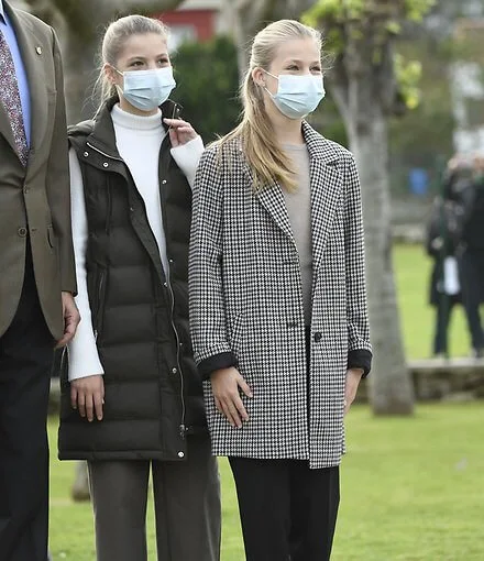 Queen Letizia wore a trench coat and cashmere sweater by Hugo Boss. Crown Princess Leonor wore a new checked coat by Springfield. Infanta Sofia