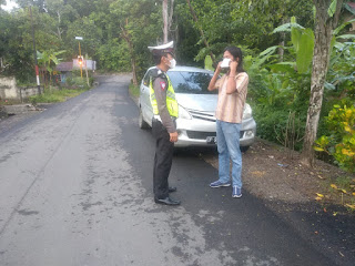 Bagikan Masker Ke masyarakat, Sat Lantas Polres Enrekang Disiplinkan penggunaan Masker