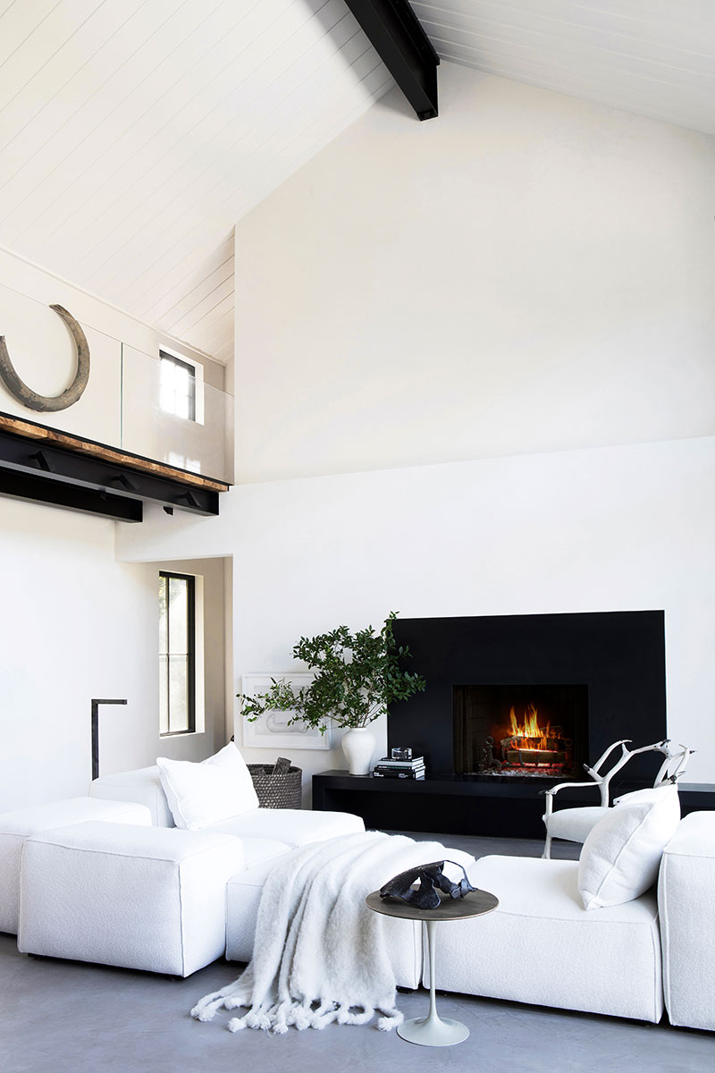 Modern black & white Hamptons house