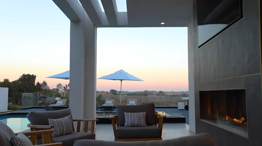 43 Interior Design Photos vs. 5944 Filaree Heights Rd, Malibu Luxury Home Tour