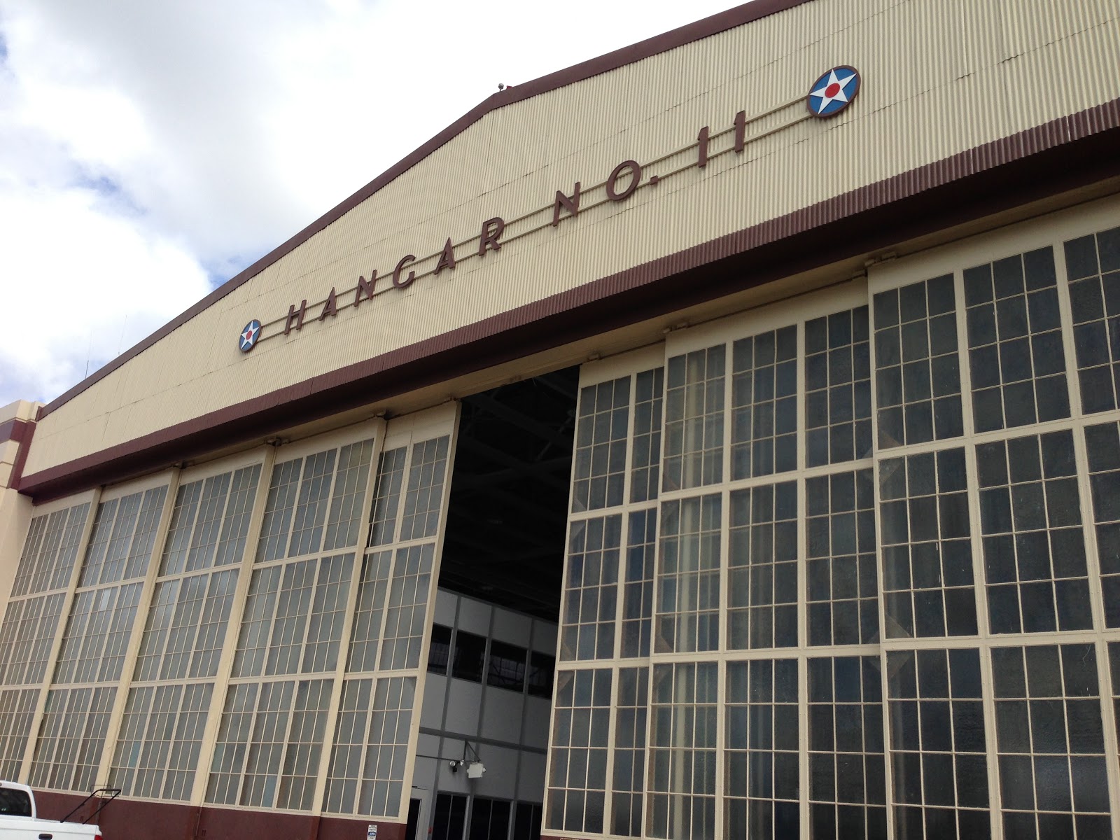 GREAT EATS HAWAII HANGER 11 HICKAM AIR FORCE BASE