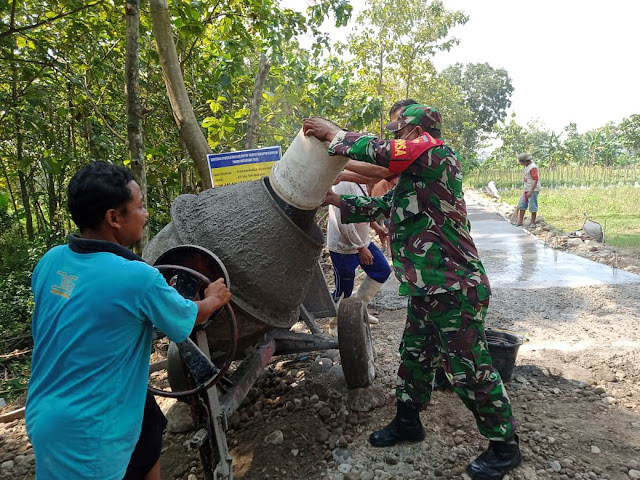 Perbaiki Infrastruktur Desa, Babinsa Bantu Warga Cor Jalan Perbaiki Infrastruktur Desa, Babinsa Bantu Warga Cor Jalan