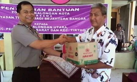  Kapolresta Pekalongan Serahkan Bantuan Sembako Kepada Warga Kecamatan Pekalongan Utara