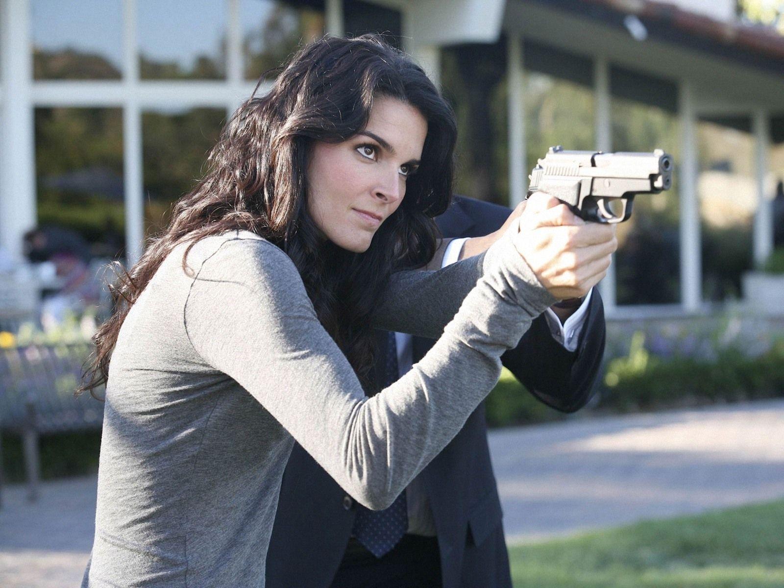 Angie Harmon Image Gallery - Download Angie Harmon latest Hot images, pictu...