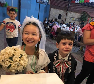 Se viraliza la reacción de estos niños en su 'boda' de kermés