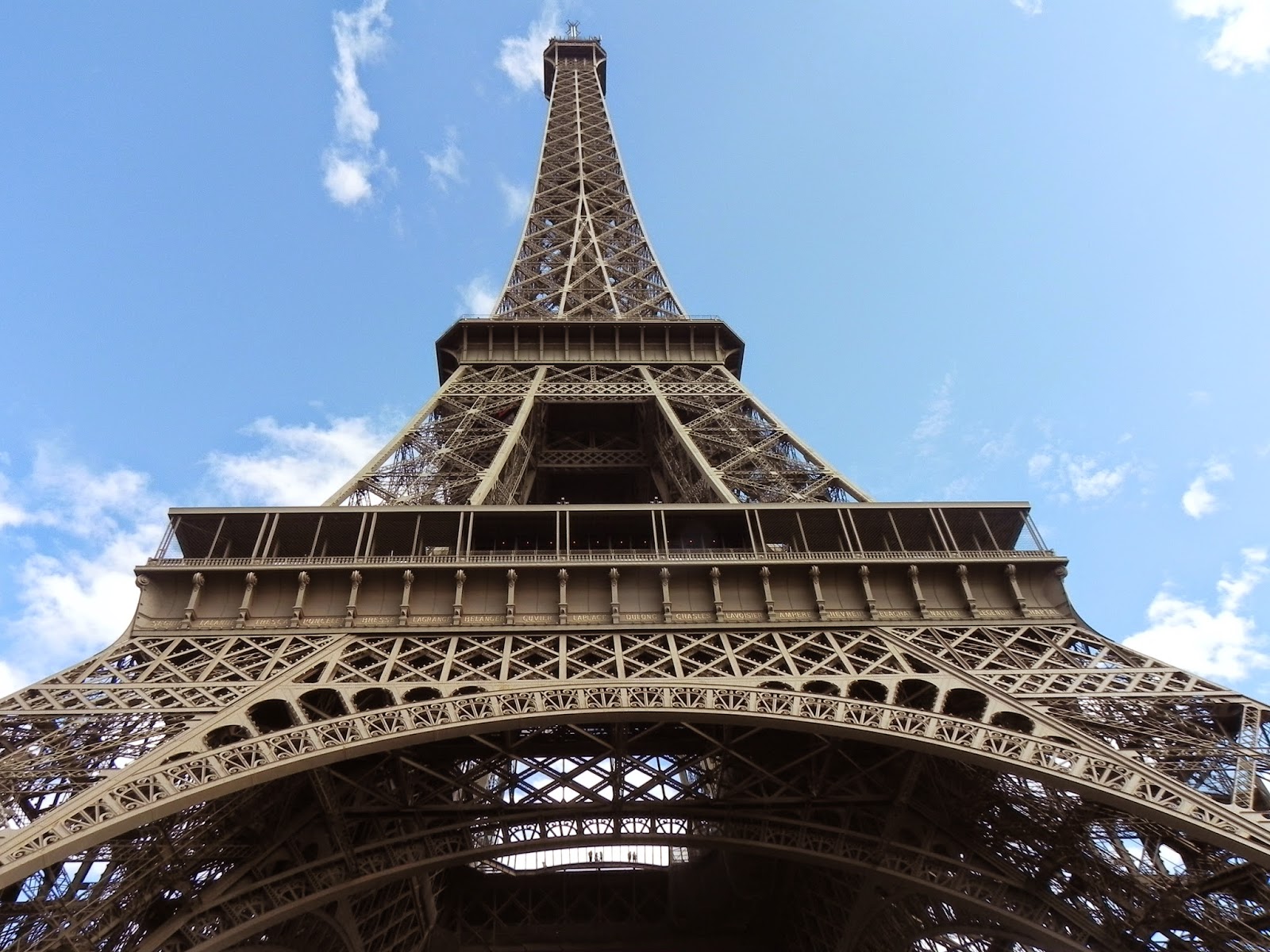 пожар в эйфелевой башне. эйфелева башни иллюминаты. алферовская башня франция. горящая башня. эйфелева башня взрыв.