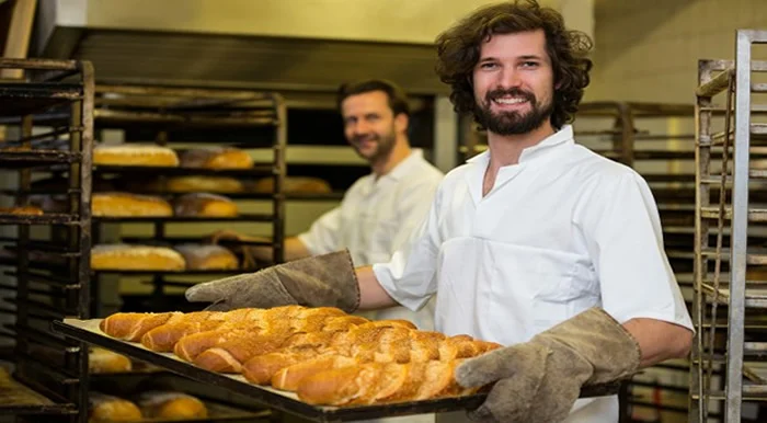 Imagen de empleado de cocina de panaderia