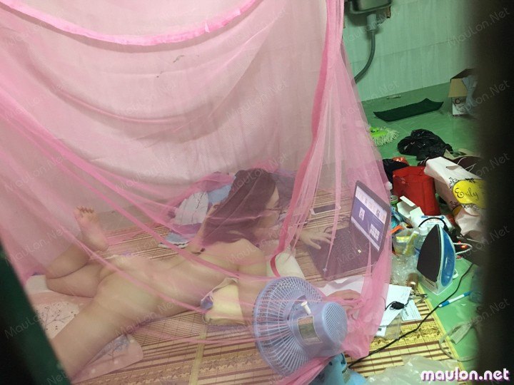 Quay lén chị phòng kế bên khỏa thân xem phim sex 7 MauLon.Net - Ảnh sex quay lén gái xem phim sex