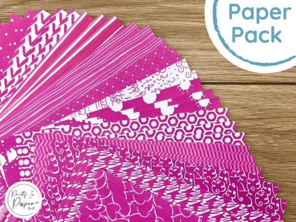 proefpakket van fuchsia-papier met patronen op tafel weergegeven