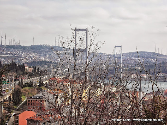 A ponte do estreito de Bósforo ligando Europa e Ásia