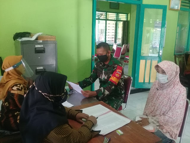 Babinsa Koramil 22/Wonosari amankan Penyaluran BLT Dana Desa Tahap II