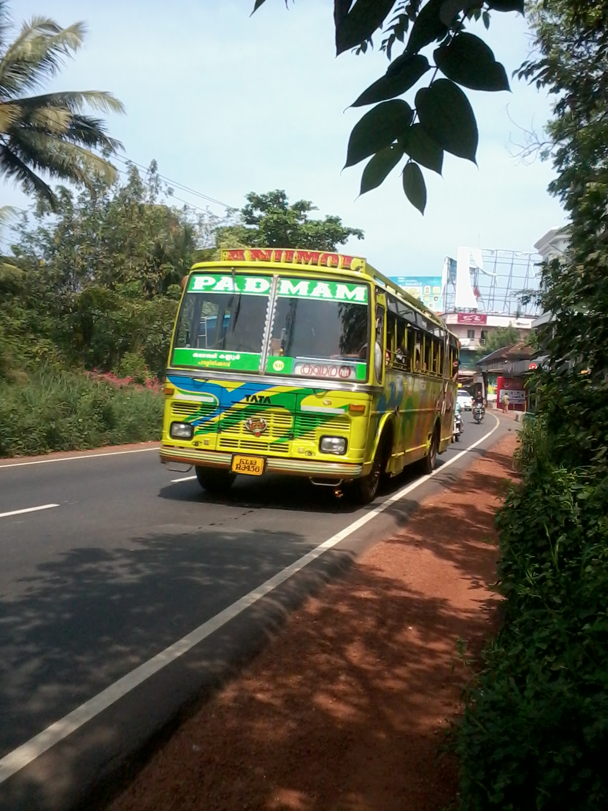 tourist bus in kannur