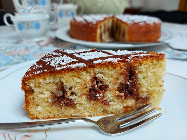 Ciambella allo yogurt e mandarino con gocce liquide di cioccolato Ciambella allo yogurt