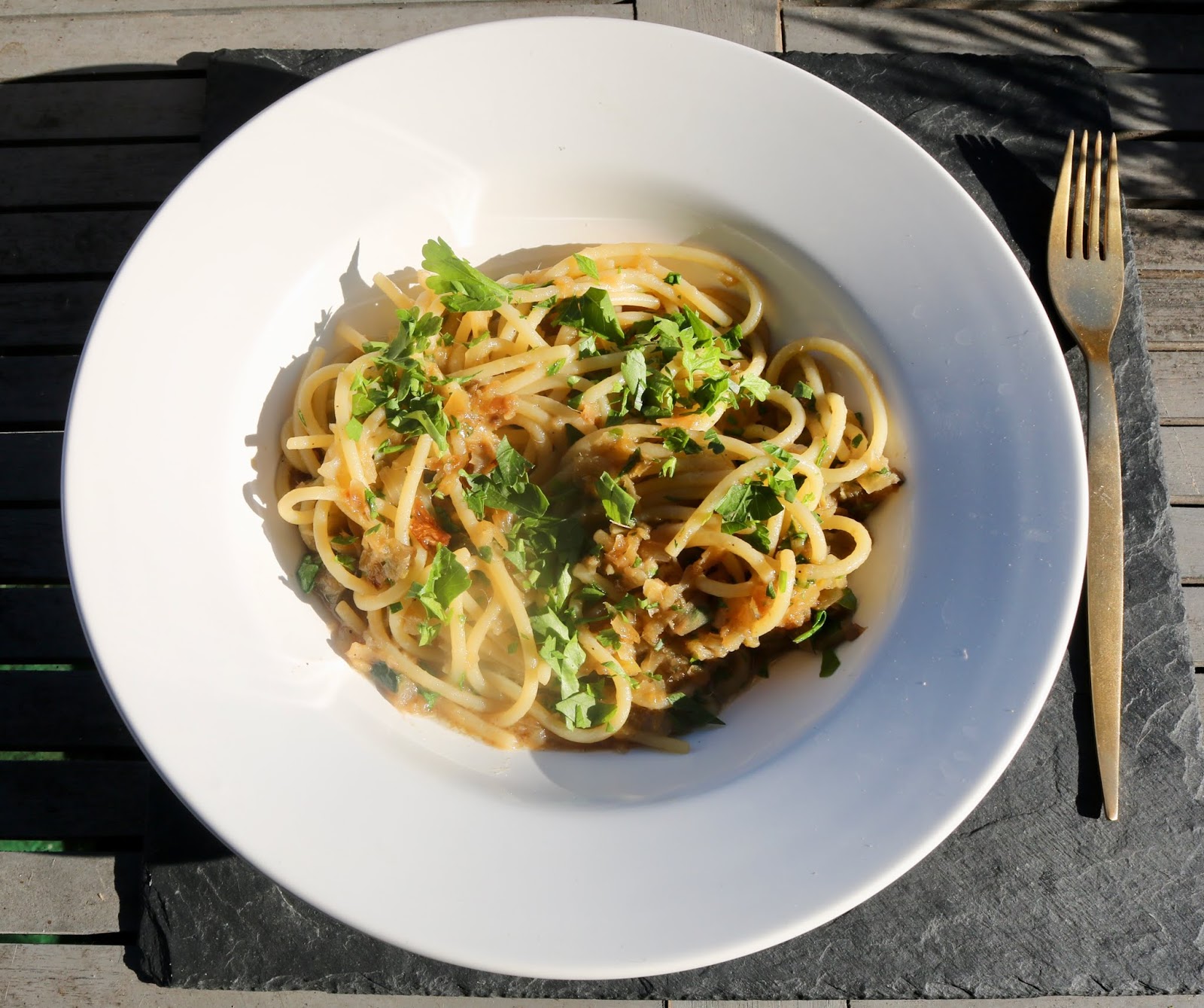 Pasta mit Zwiebeln und Anchovis