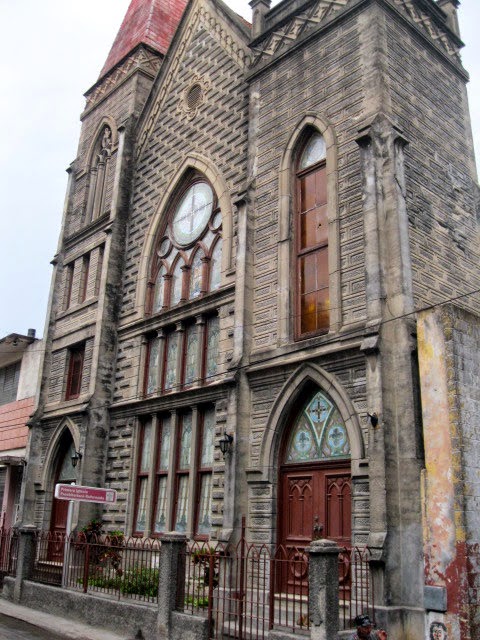 La Santanilla La Primera Iglesia Presbiteriana y el teléfono amigo