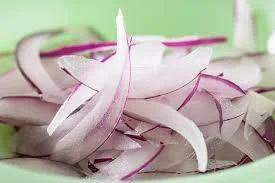 cut-the-onion-into-thinly-slices