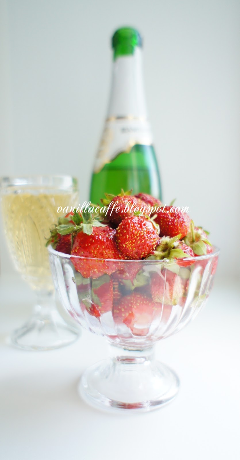 Maison strawberry champagne. Шампанское с клубникой. Холодное шампанское с клубникой. Клубника с шампанским. Шампанское клубника со сливками.