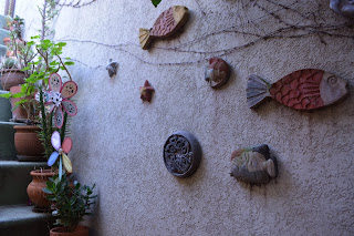 Patios urbanos pequeños. Plantas en maceta, resistentes y bajo mantenimiento.