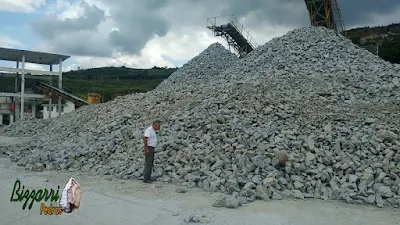 Bizzarri nas pedreiras fazendo o que mais gosta, garimpando tipos de pedra e cores diferentes para fazer as revestimentos com pedra, parede de pedra, calçamento de pedra e pisos de pedra rústico.