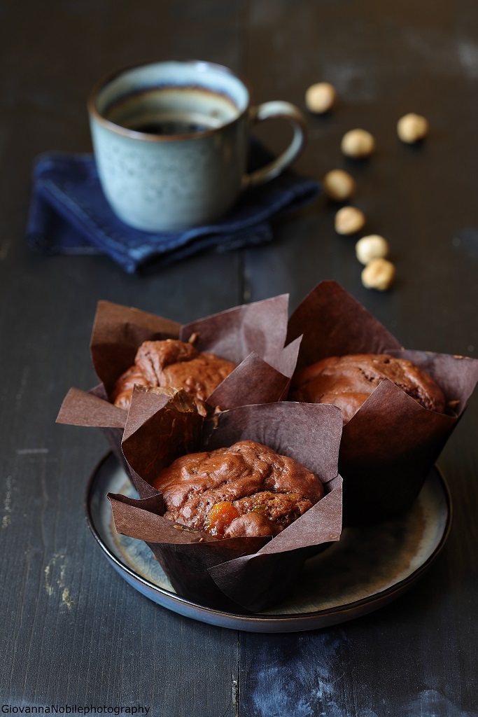 Muffin al cacao e confettura di albicocche