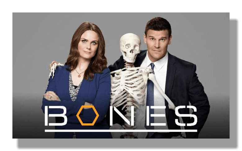 La doctora Temperance Brennan y el agente del F.B.I. Seeley Booth posando con un esqueleto, detrás del logotipo del programa de televisión Bones