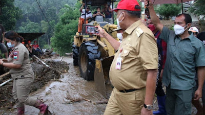 Gubernur Olly Tinjau dan Salurkan Bantuan ke Korban Banjir Bandang di Mitra