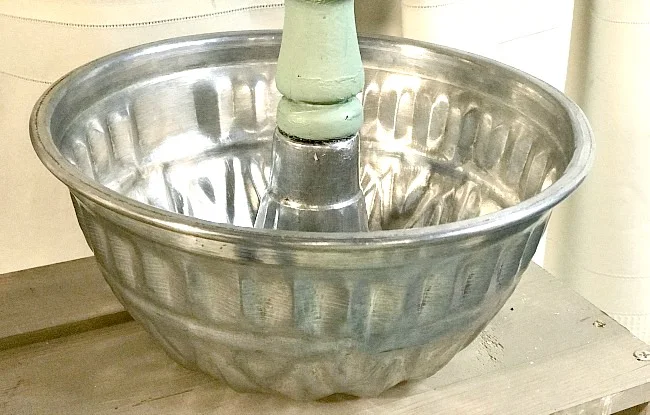 Bottom bakeware pan with leg of chair post