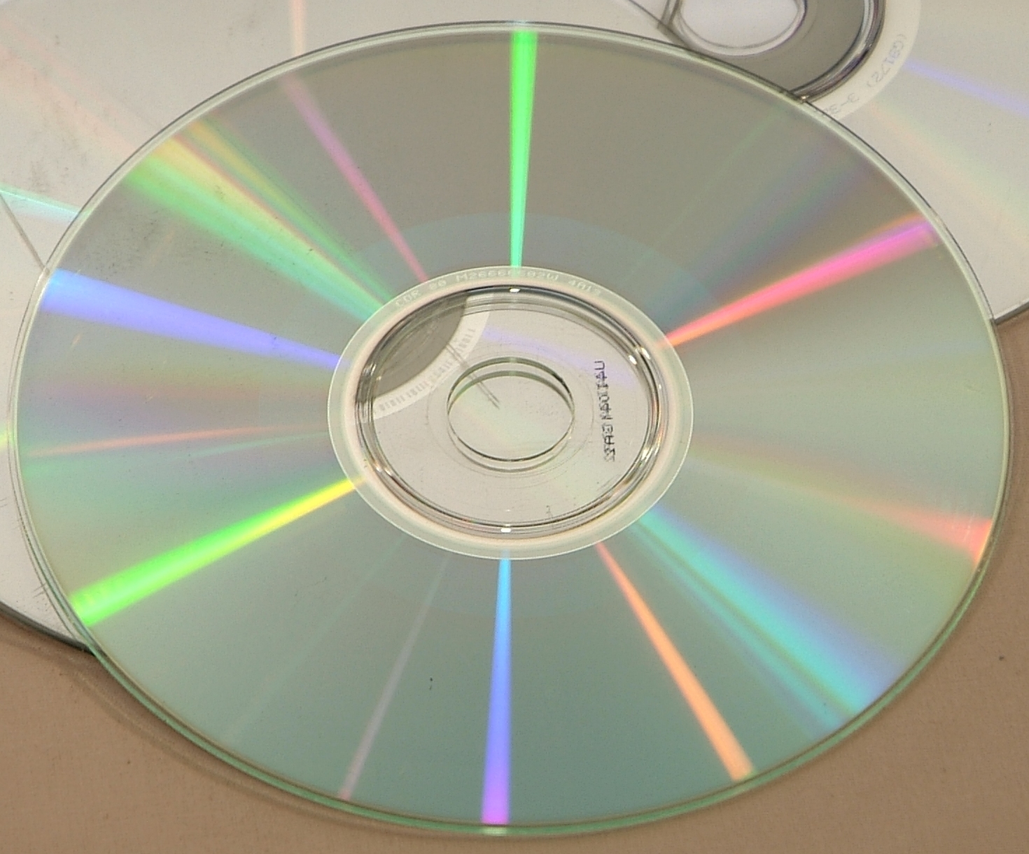 Cd c abd. DVD-диски (DVD – Digital versatile Disk, цифровой универсальный диск),. CD - Compact Disk (компакт диск). Лазерные диски CD-R/RW, DVD-R/RW. Дифракция на СД диске.