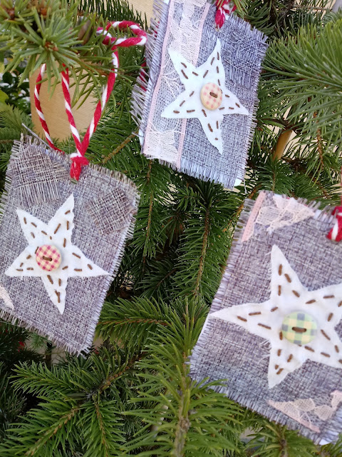 Ideas para hacer tarjetas de cartón reciclado y tela, estrellas de tela y botones, podemos decorar o regalar en fiestas de navidad