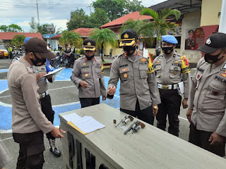 Usai Apel Pagi, Kapolres Pangkep Periksa Kelengkapan Personel