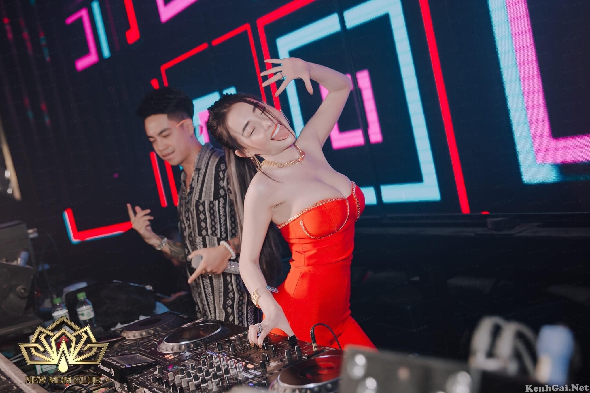 DJ nào mà lại lên nhạc bằng ngực thế này?