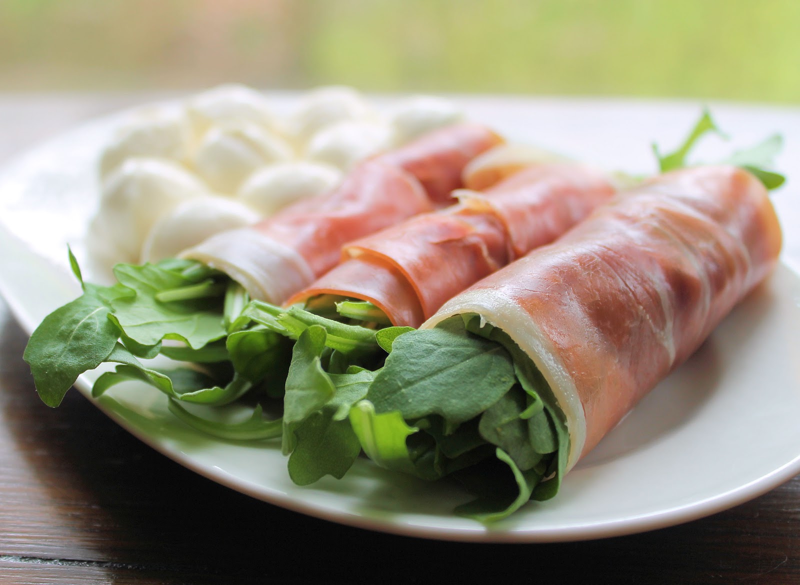 Prosciutto di Parma and arugula rolls with Bocconcini EnriLemoine