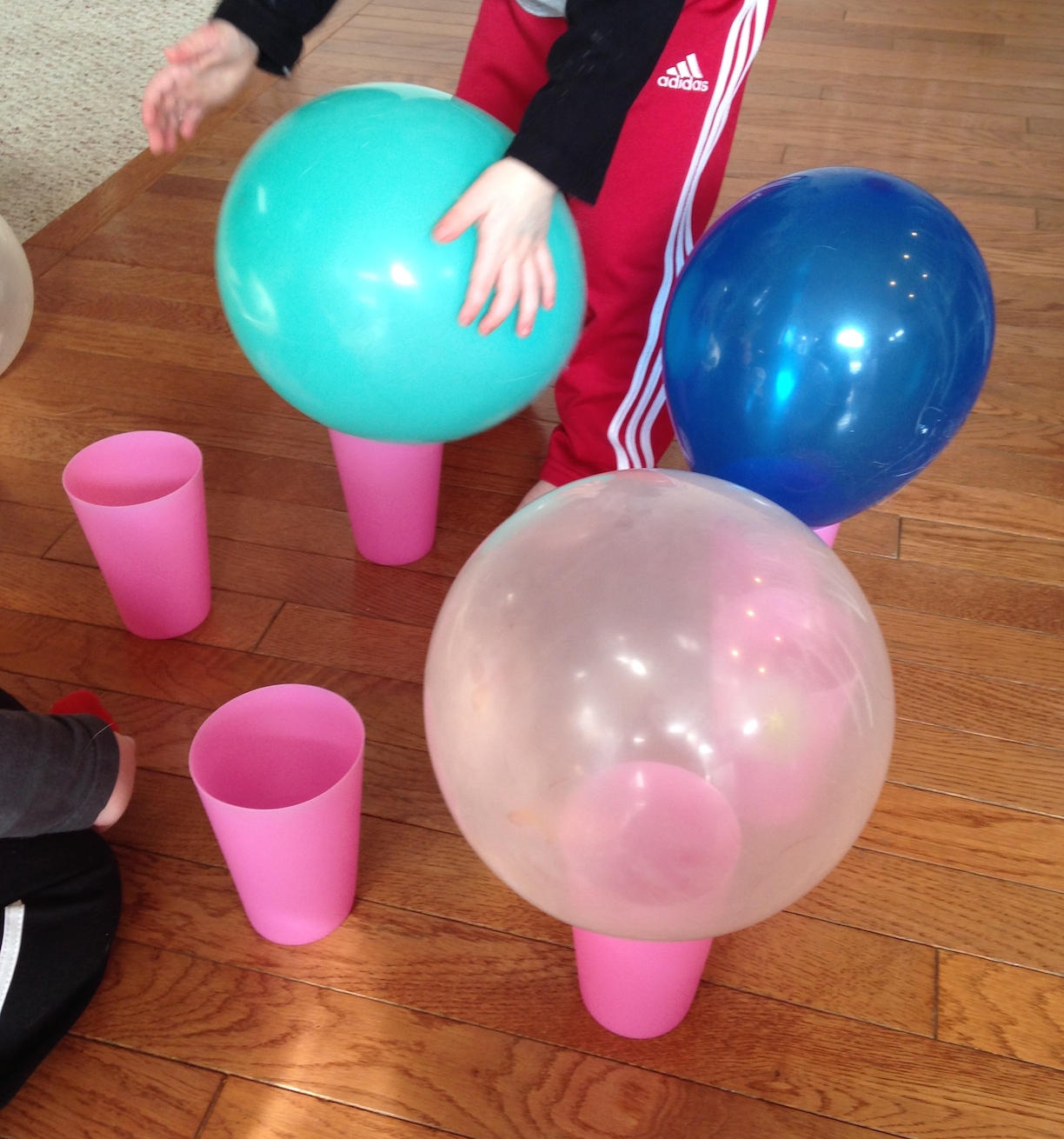 Игра надуй шарик. Конкурсы с воздушными шарами. Конкурсы с большими воздушными шарами. Конкурсы с шарами на день рождения. Конкурсы с шариками для детей.