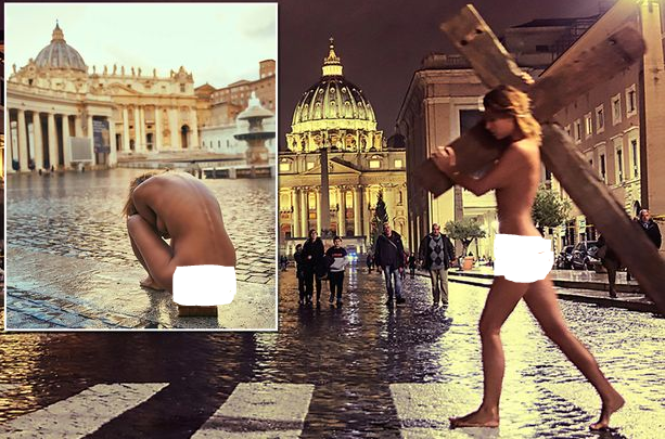Daukar hotuna tsirara a wuraren tarihi a Vatican, mahukunta sun kama Jaruma Pappens Daukar hotuna tsirara a wuraren tarihi a Vatican, mahukunta sun kama Jaruma Pappens