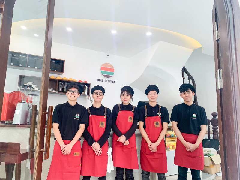 Mẫu đồng phục - tạp dề đẹp của nhân viên quán RGB Coffee