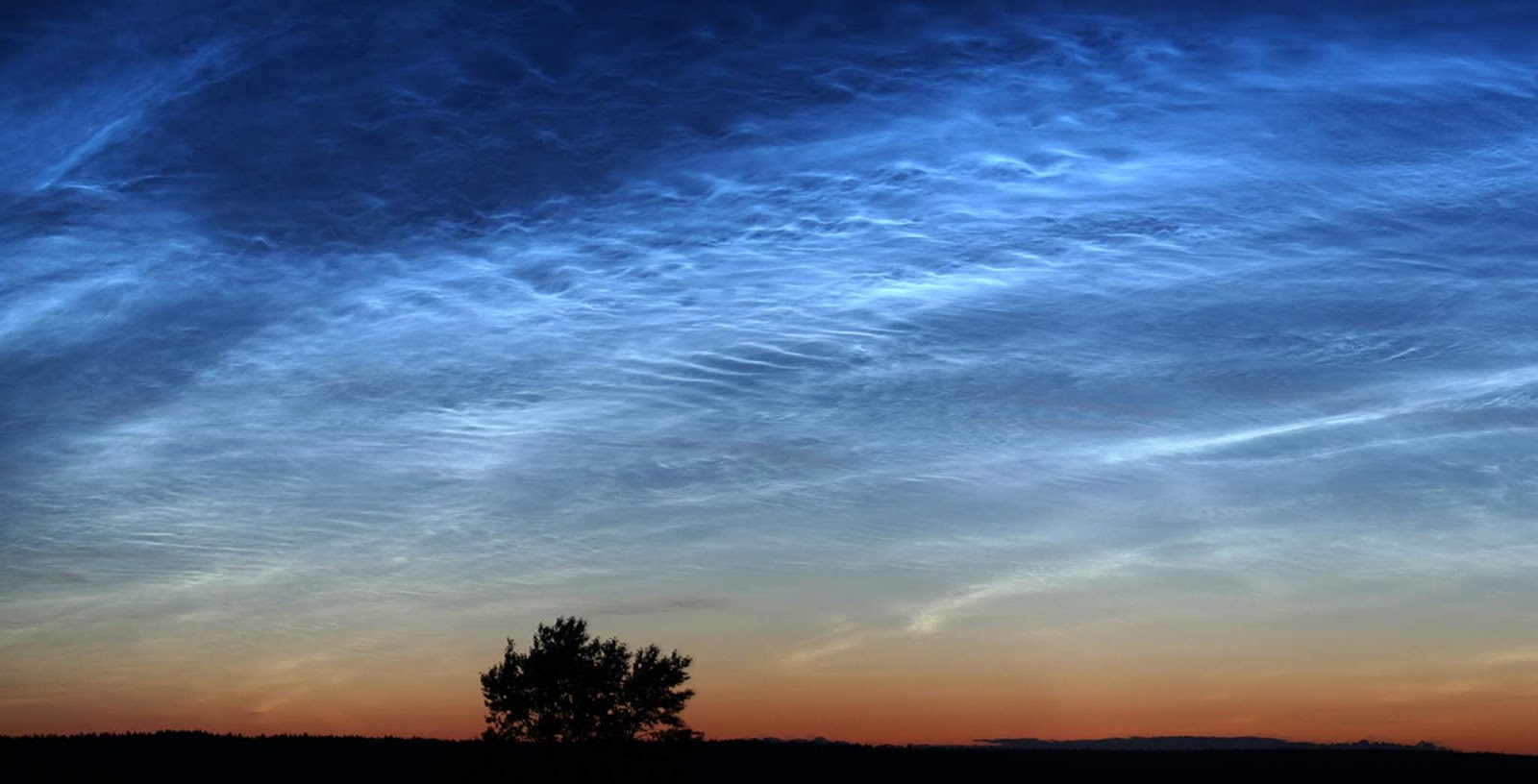 Слитые облака. Серебристые облака. Серебристое небо. Серебристые облака из космоса. Серебристые облака вид из космоса.