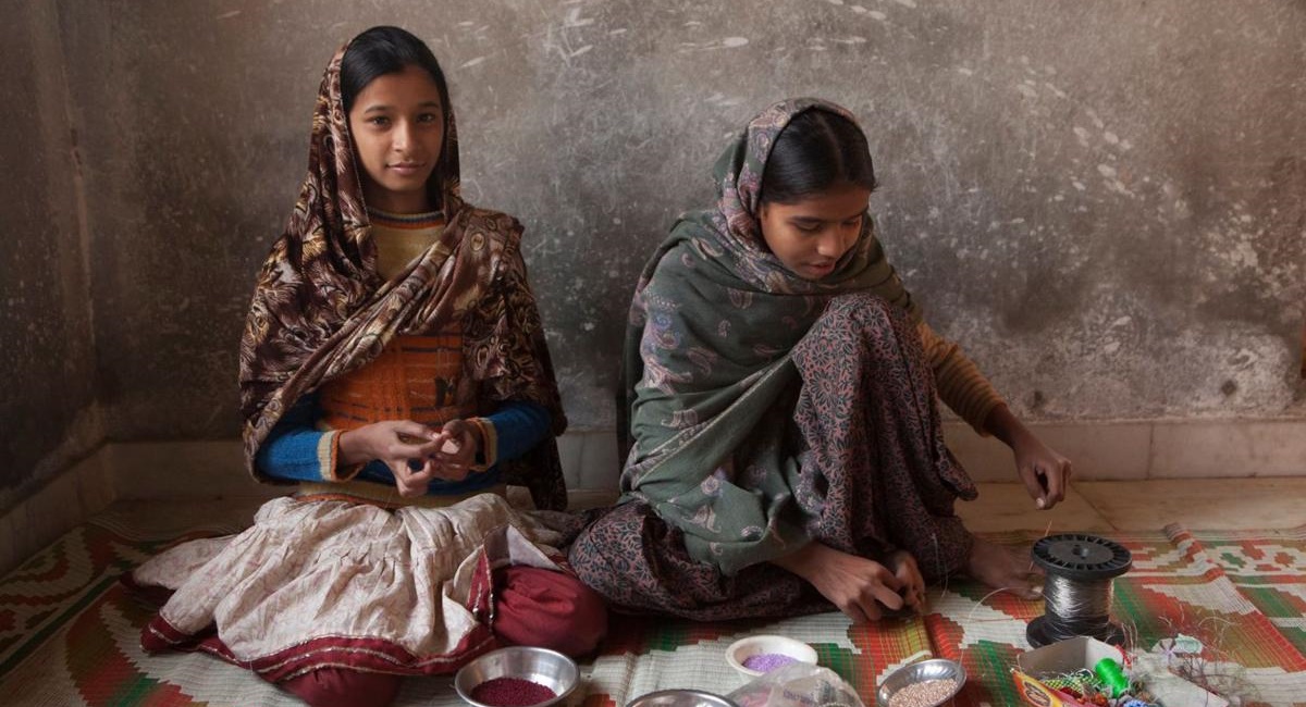 Meninas indianas no filme documentário curta-metragem, "Absorvendo o Tabu", um documentário que fala sobre menstruação e ganhou um Oscar em 2019