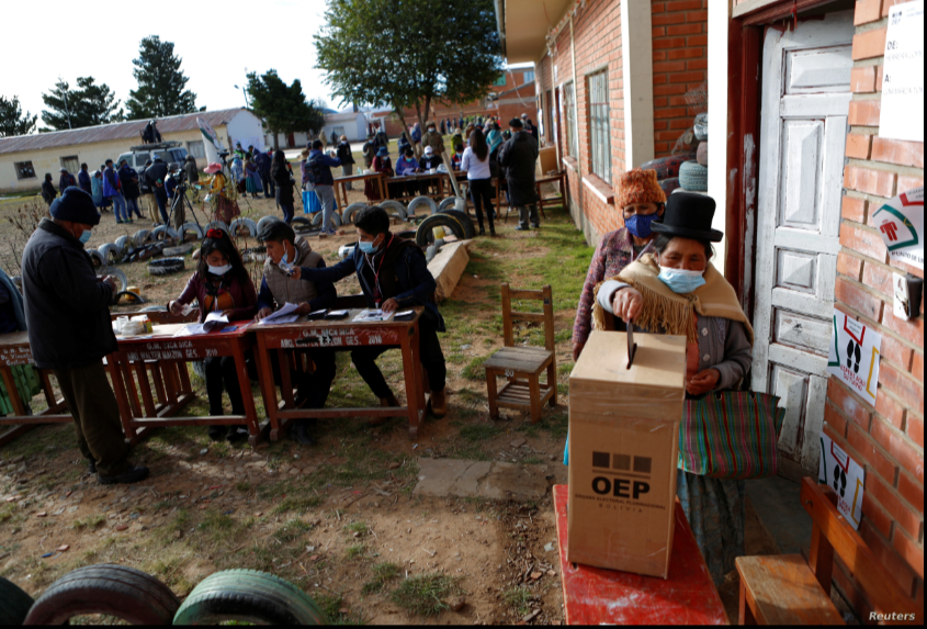 Bolivianos votan en las elecciones regionales en Sica Sica el 11 de abril de 2021 / REUTERS