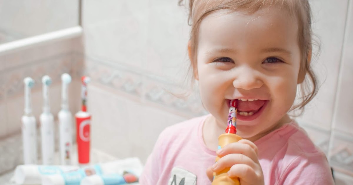 dental infantil los beneficios del cepillo eléctrico para niños — La familia lo primero
