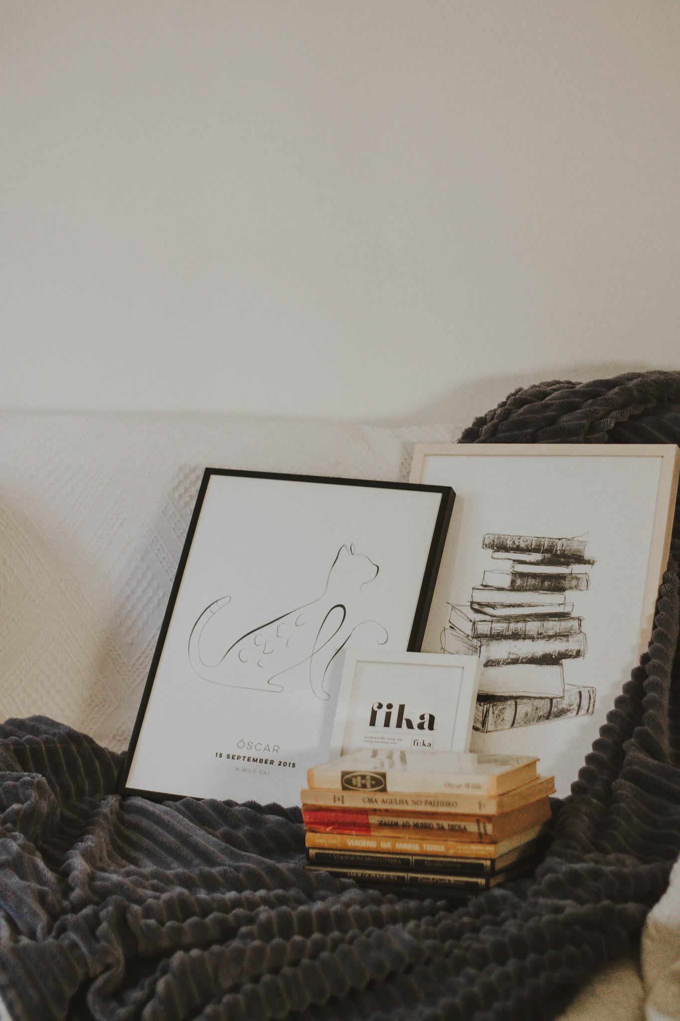 Melhor que ter quadros bonitos na parede cá de casa, é ter quadros personalizados com os nossos amigos de quatro patas. Escolhi, novamente, alguns posters e frames da Desenio. Não são todos personalizados, mas o que mais me conquistou foi o My Cat Personal Poster - um poster personalizável com o nosso animal de estimação (ilustração à escolha), num design minimalista e no qual podemos colocar data e texto.