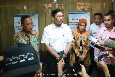 Luhut Bilang Hongkong Mau Pindahkan Rp9.000 Triliun ke RI, Bank AS Sebut ke Singapura Luhut Bilang Hongkong Mau Pindahkan Rp9.000 Triliun ke RI, Bank AS Sebut ke Singapura