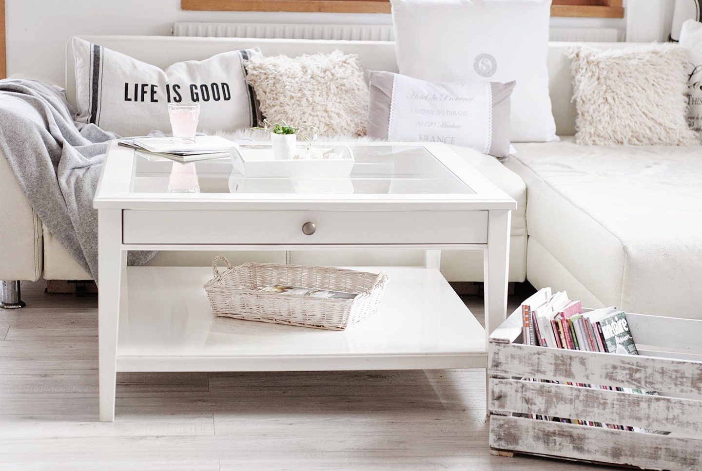 Esszimmer mit teppich: pendelleuchte, welche den blickpunkt im ...