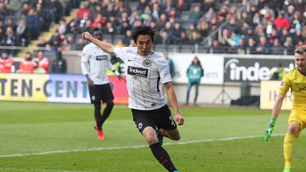 Oficial: El Eintracht Frankfurt renueva hasta 2019 a Hasebe